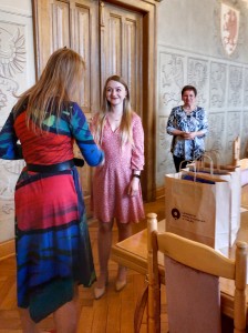 Michalina Musiał wraz z promotor dr hab. Małgorzatą Gebką-Wolak, prof. UMK. Kliknij, aby powiększyć zdjęcie.